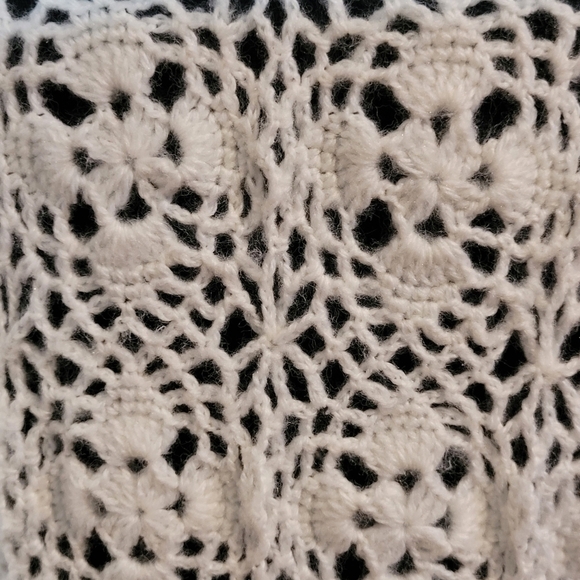 BEAUTIFUL WHITE KNIT Long Sleeved Sweater, Floral Detail - Picture 7 of 9